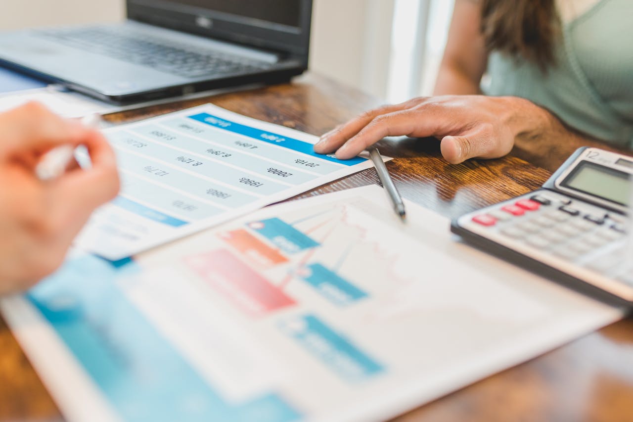 Asesores financieros analizando estados contables durante una valuación de empresa en Argentina
